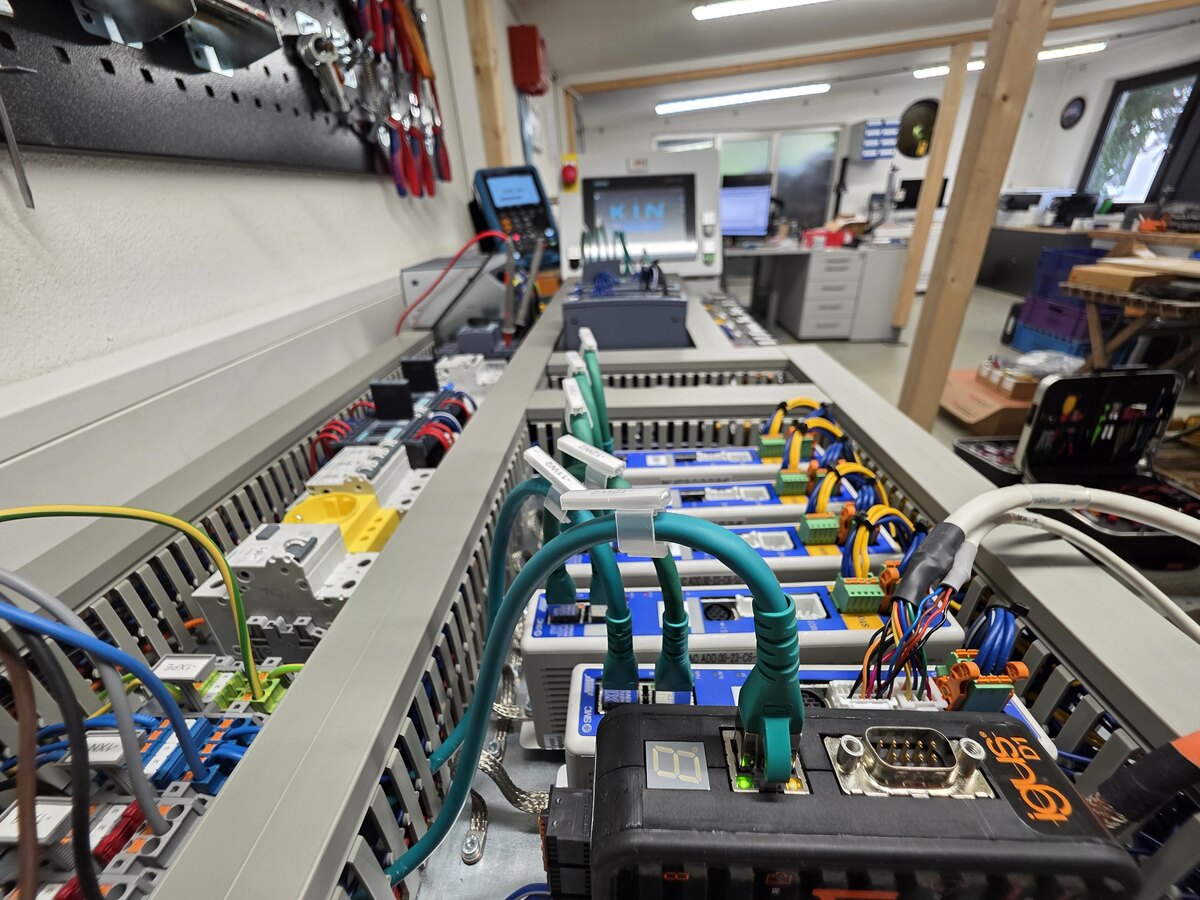 Offener Schaltschrank mit Frequenzumrichtern und sauberer Verdrahtung in der KIN Automation Werkstatt.